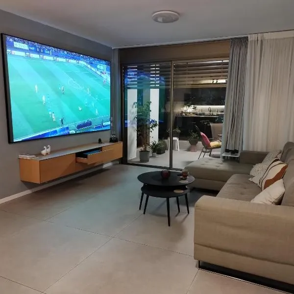 חדר מקסים בדירה בה אנו גרים בחולון קרוב לתל אביב וחוף הים כולל מקלט, ξενοδοχείο σε Χολόν