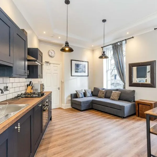 TRADITIONAL 3 BEDROOM QUIET DUPLEX FLAT BY HIGH ST, TRAMS and BUSES - JUST 1-5 MILES TO CENTRE, hotel in Edinburgh