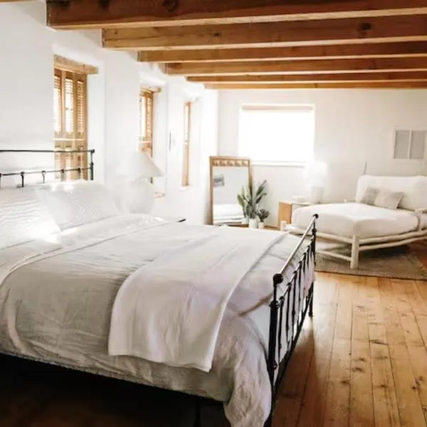 Group Getaway: Serene Adobe Retreat 4-11 guests, Hotel in Albuquerque