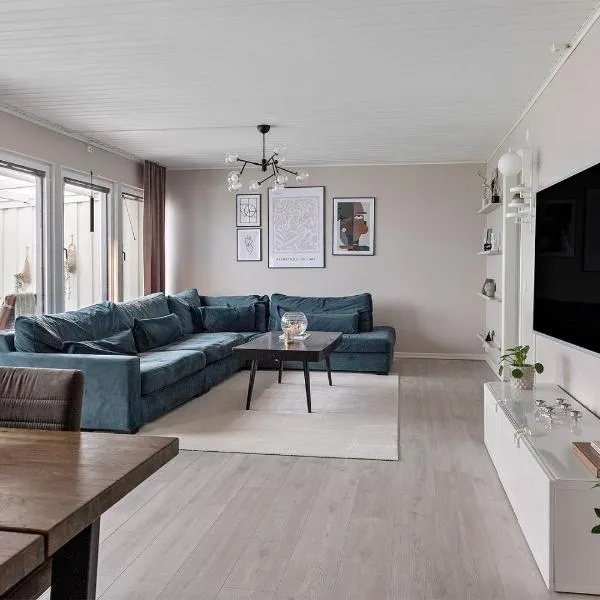 Nyrenoverat familjehus för 8 pers nära strand & centrum, AC & uteplats, hotel Halmstadban