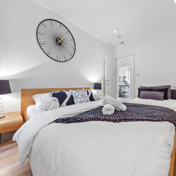 3 Bedroom Flat in Haymarket London Sleeps 14 HY1, London