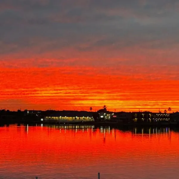 Waterfront Guesthouse on Key Allegro/Little Bay with dock, hotel in Rockport