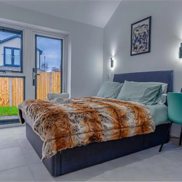 Cozy bungalow near Concorde museum w/ backyard, hotel v destinaci Bristol