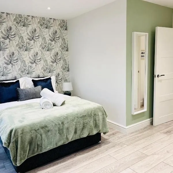 Spacious Ealing Broadway 1Bed Flat - Terrace & Near Tube, hotel en Ealing