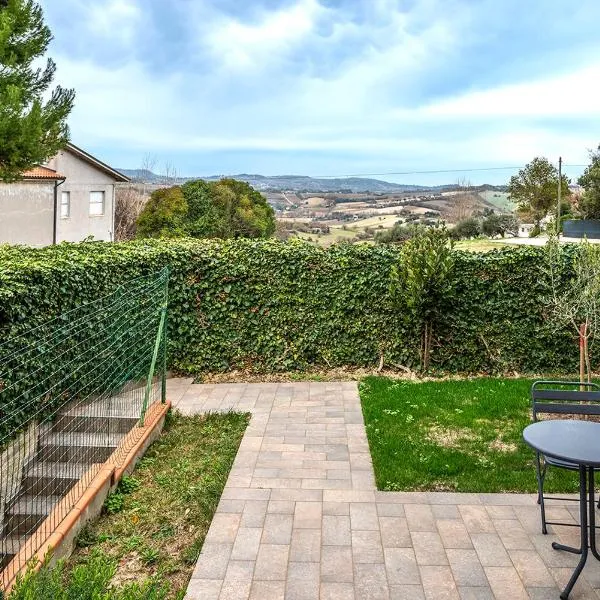 C012 - Camerano, bilocale con doppi servizi e giardino panoramico, hotel in Camerano