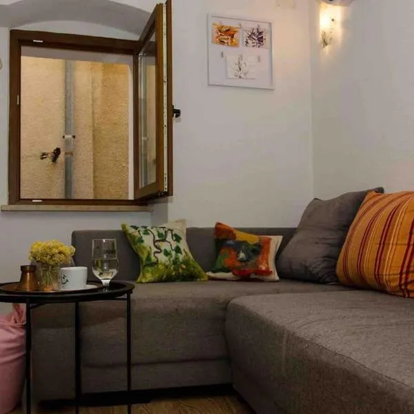 Lovely vacation house in old city Cres with parking, hotel en Cres