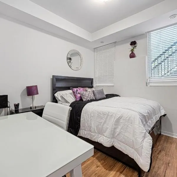 Beautiful Townhouse Near Yorkdale Mall, Wilson Subway, hotel in Toronto