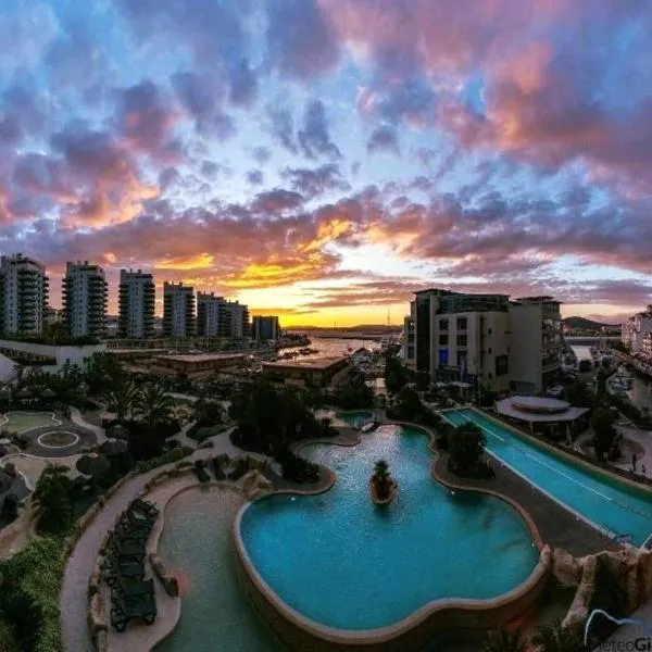 Britain in the Sun at Luxurious Ocean Village, ξενοδοχείο στο Gibraltar