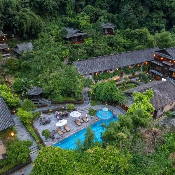 Yangshuo Ancient Garden Boutique Hotel-Free pick up from Airport or TS over 3 nights – hotel w mieście Yangshuo