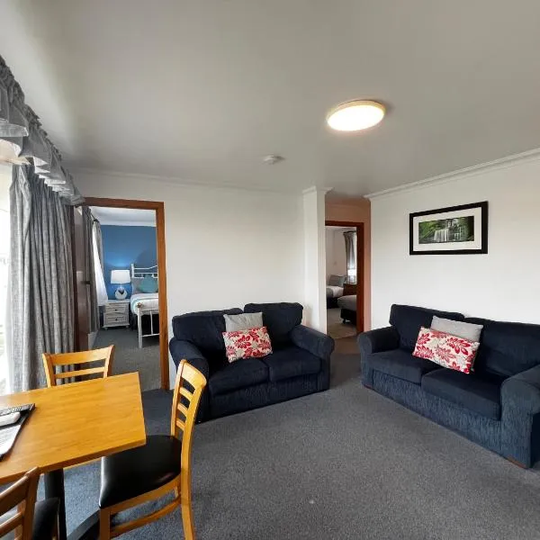 Regatta Point Tavern & Holiday Villas, hotel i Strahan