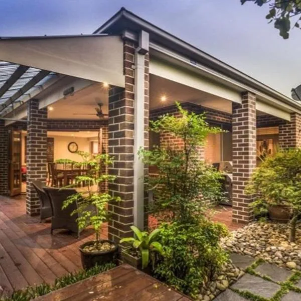 Specious ex-display 5 BDR house,up to 15 guests, Fully AC- Williams Landing, ξενοδοχείο στο Laverton