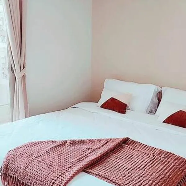 Kyoto Home 京都 2BR - 53 Sqm at Downtown Semarang, hotel in Semarang