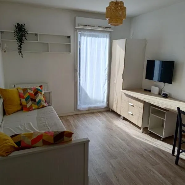 Studio avec grande terrasse gare Sud, hotel in Nantes