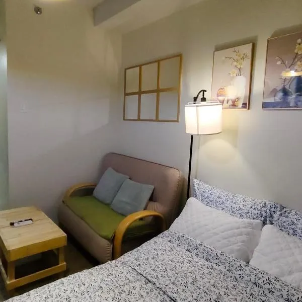 J Studio - Fast WiFi, 55" UHD TV with Netflix & Prime Video, Free Pool Access, Hotel in Silang