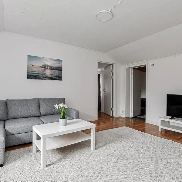 Komplett lägenhet med sjöutsikt, hôtel à Malmön