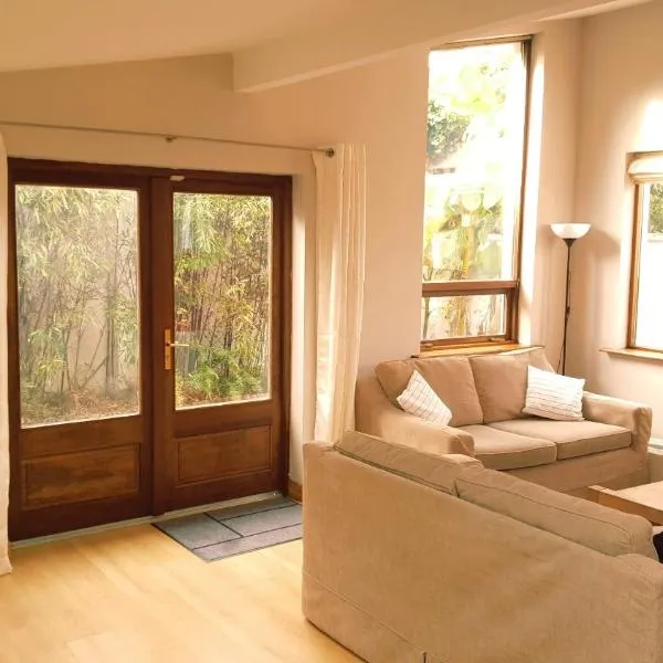 Bright spacious mews in great location, hotel v destinaci Booterstown