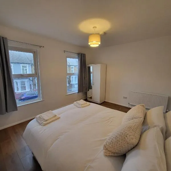 Central 5BR Retreat - Walk to Tube, Explore London, hotell Londonis