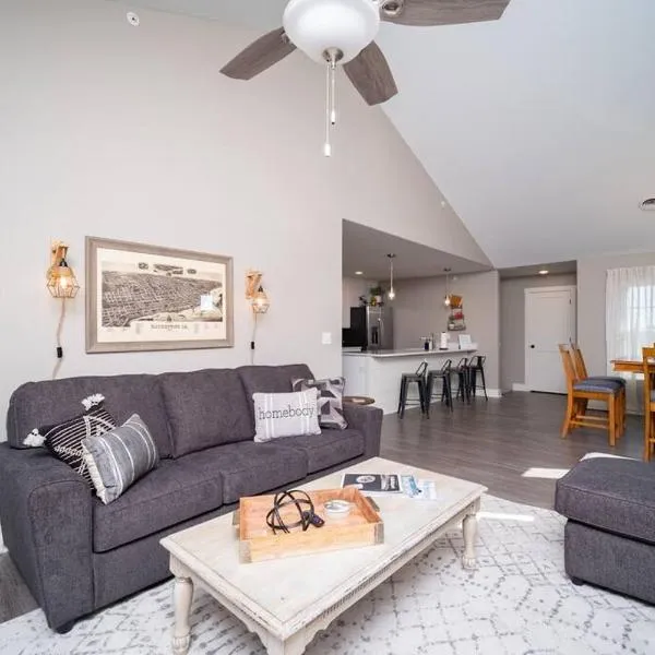 Charming Condo in Bettendorf, khách sạn ở Bettendorf