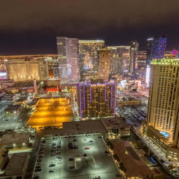 No Resort Fee Strip View Balcony+Free Valet+ Pool, Las Vegas