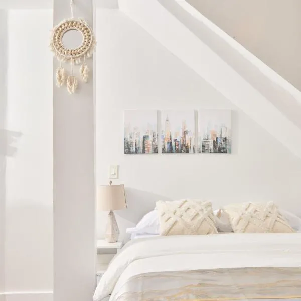 Private Loft in Hells Kitchen near Times Square, hotel u New Yorku