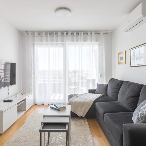 Diva apartment with free private parking, Сплит
