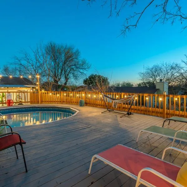 Game Room, Pool & Fire Pit At The Medical Center, Hotel in San Antonio
