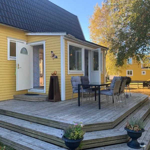 The Solhem Cabin - 80m to the lake, 1930s charm, hotel in Strömstad