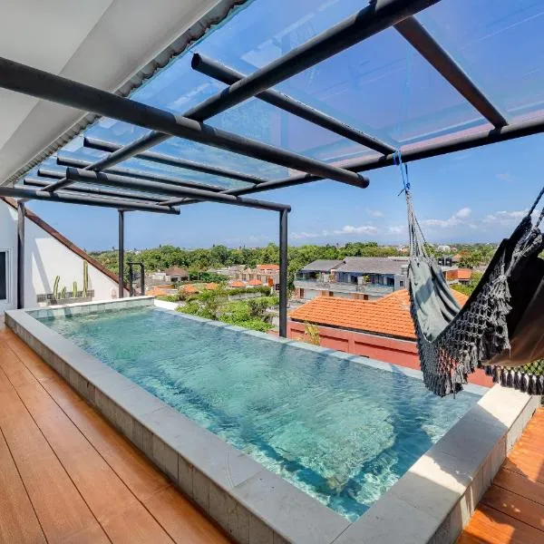 Beautiful Penthouse w/ incredible views, pool, & cinema room!, hotel en Canggu