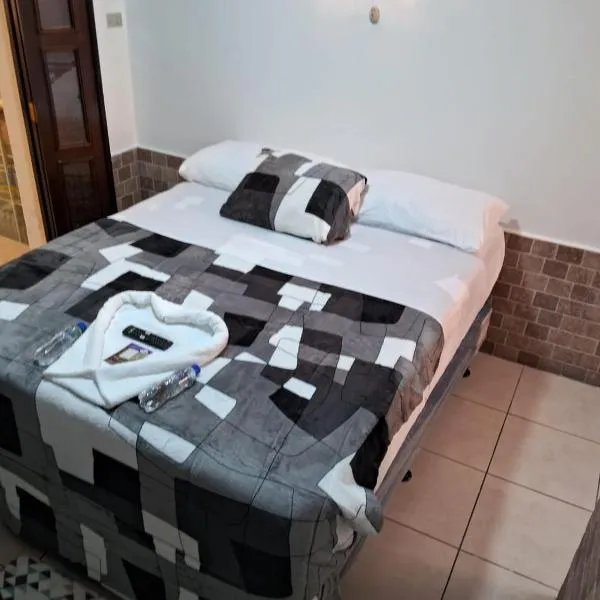 Hotel Kamelot Parque Central，位于克萨尔特南戈的酒店
