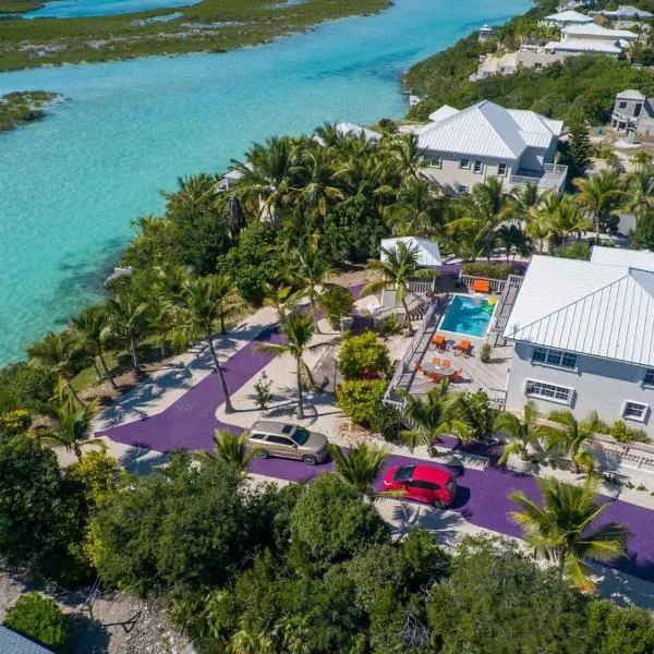 Tropical Paradise, Pool, Beaches & 360 Views: Providenciales şehrinde bir otel