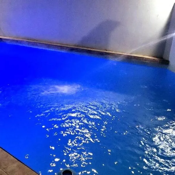 Viesnīca Casa alberca cerca de todo. zona pastora. cochera pilsētā Montereja