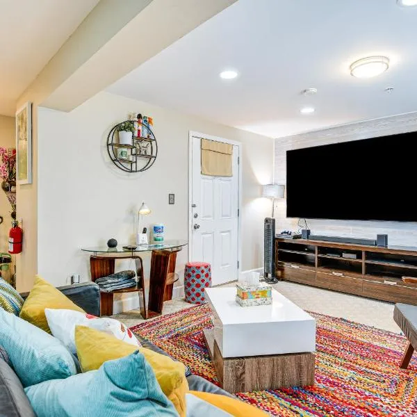 Pet-Friendly DC Area Condo with Yard!, hotel v destinaci Silver Spring