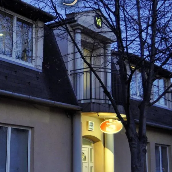 Varga-ház panzió, хотел в Будаорш