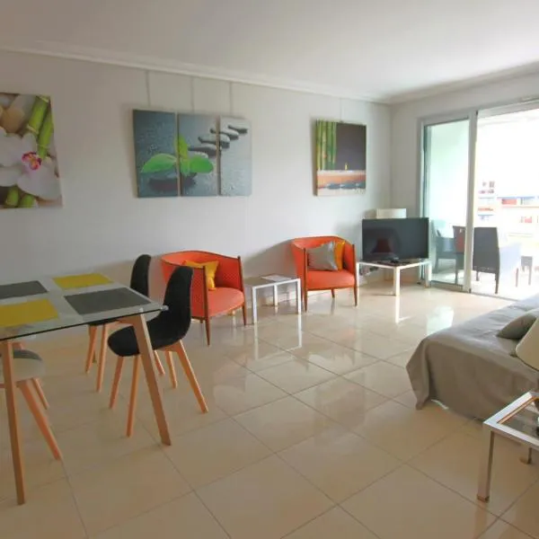 Fully equipped apartment with large terrace lounge area，位于戛纳的酒店