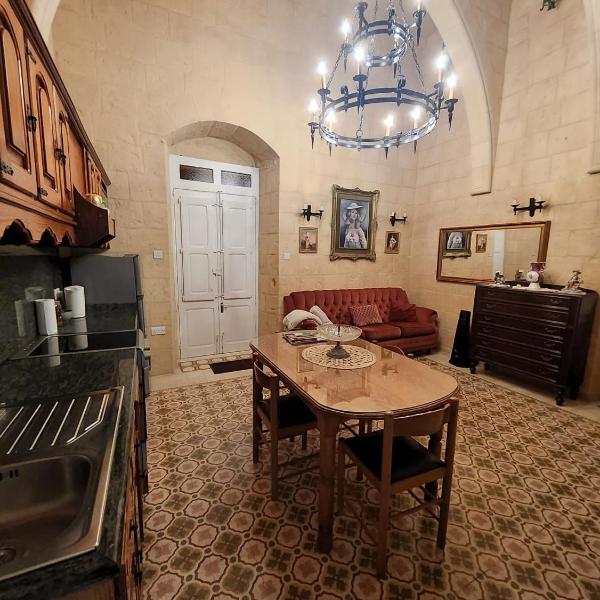 Cozy Corner House in Valletta - Authentic!, Валетта