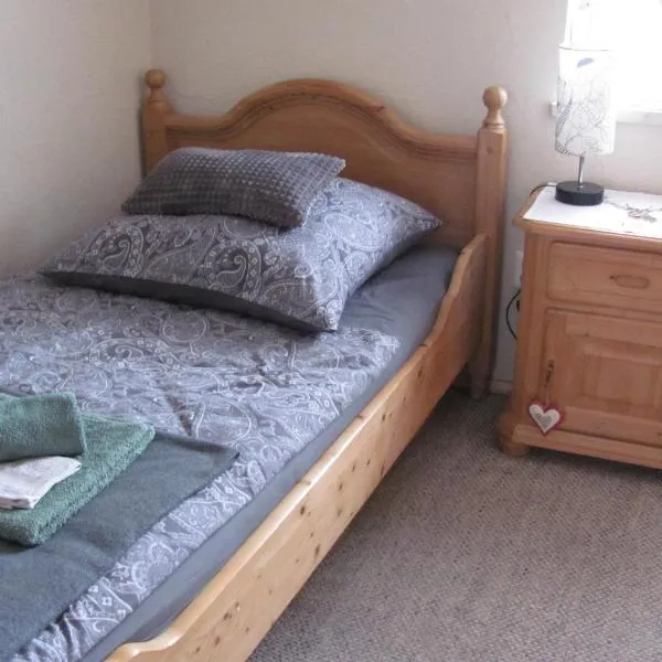 #2 Ruhiges gemütliches Gästezimmer mit 2 Einzelbetten Gemeinschaftsbad W-Lan Airport nah Late Night Check in Haus Nr 9,5, hotel v destinaci Trunkelsberg