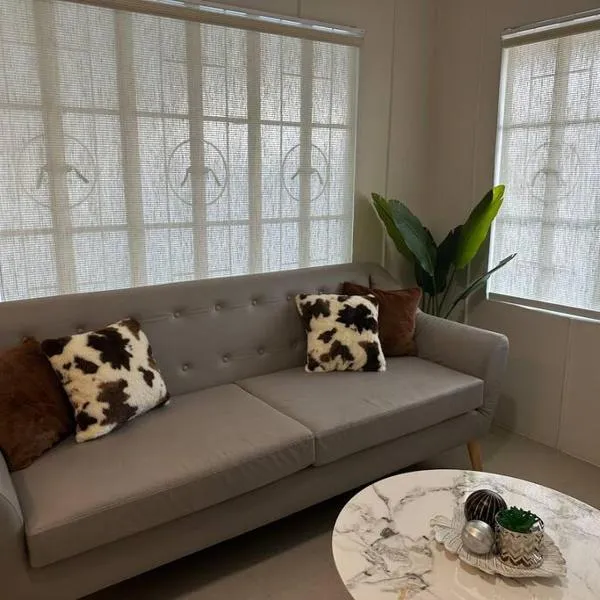 Japandi Home C - Fully Aircon, WIFI, Hot shower, 24hGuard, Center, near Malls, Hotel in General Santos