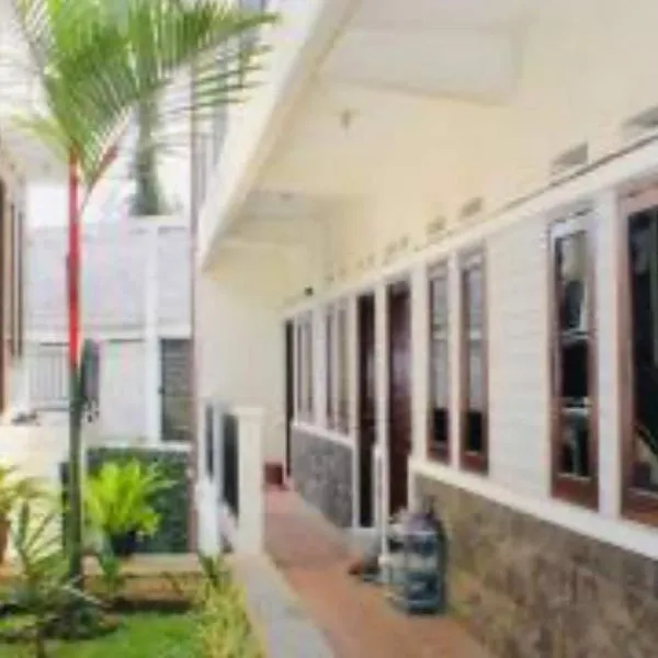 Hotel O Qq Kost Near Pantai Kebesaran Beach, hotel i Laleng-balandae