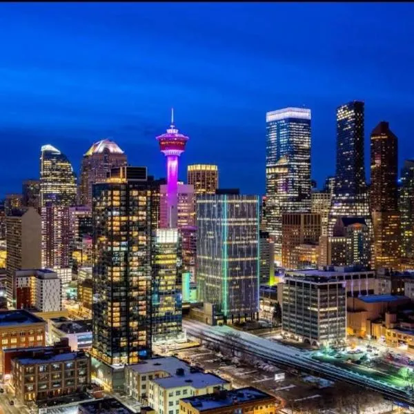 Downtown condo near Stampede, LRT, free parking & gym, hotel in Calgary