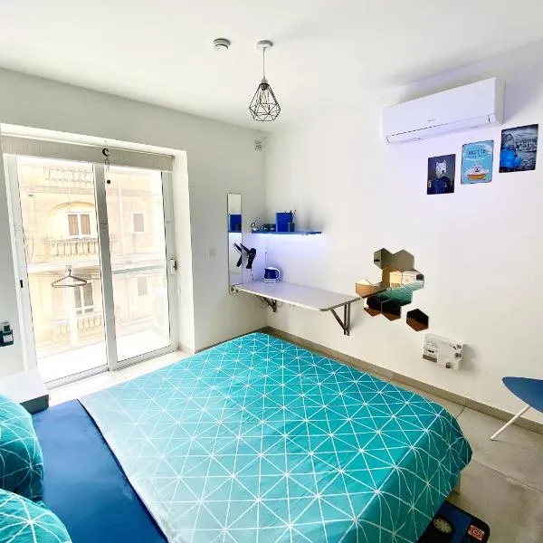 Central- Private En-Suite with Balcony in shared residence: Tal-Pietà şehrinde bir otel