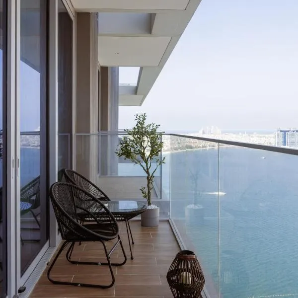 Beachfront Elegant 2BD Condo with Breathtaking Views -15AB01, hotel no Dubai