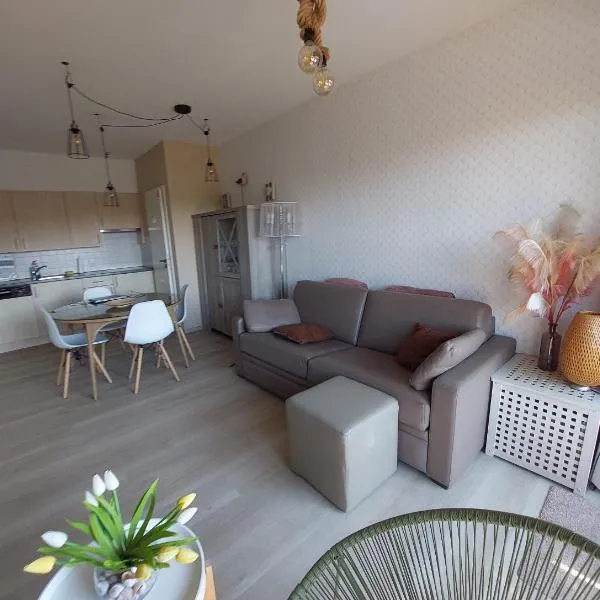 Gelijkvloers vakantie-appartement met groot zonnig terras, hotel in Nieuwpoort