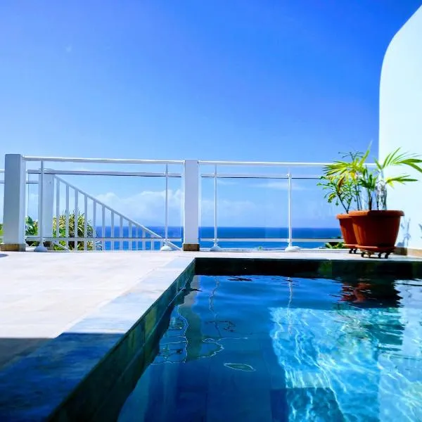 Aux Colibris Amoureux : loft de standing avec vue mer, hotel in Grand-Bourg