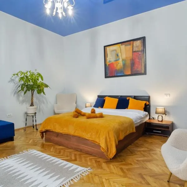2 Bedroom OldTown Mountain View Apartment with private terrace and high ceilings rooms, hotel in Braşov