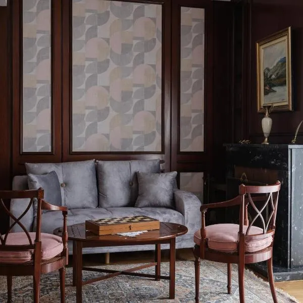 Stunning-Classical 2BD Penthouse, hotel in Athens