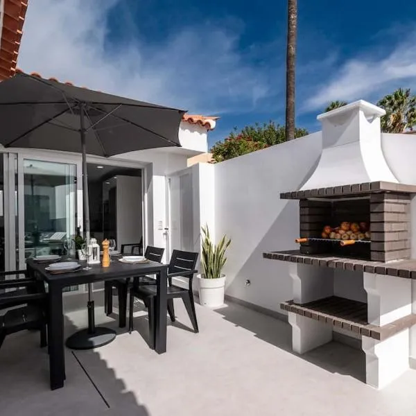 Bungalow con piscina comunitaria y terraza privada, hotel in Chayofa