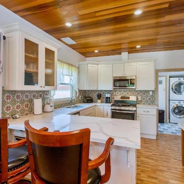 Alameda 2BR 2BA house, AC, near ferry to San Francisco, 2 free parking spaces, hotel di Alameda