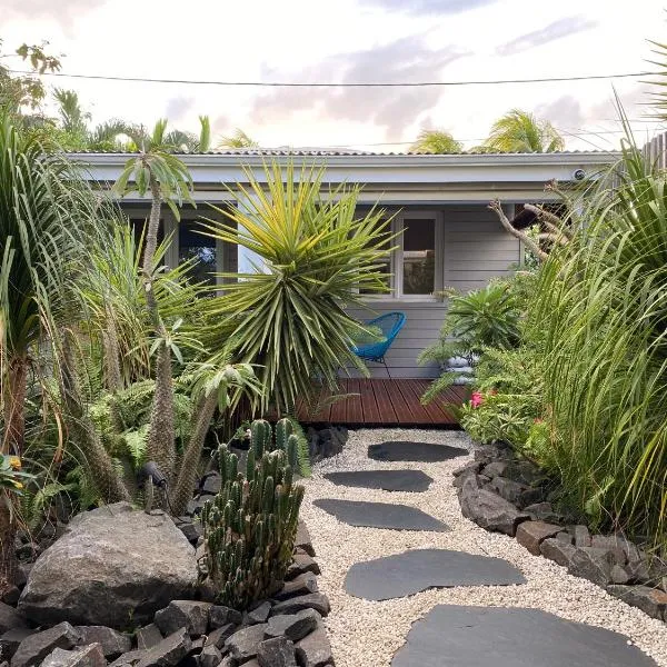 Bungalow jardin tropical - piscine, hotel in Saint-François