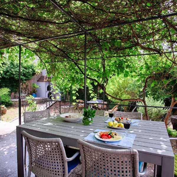 Villa Franca - with private garden, near beach, Hotel in Vis