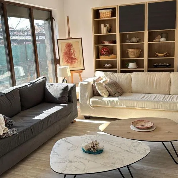 Kazanlak LARGE GUEST HOUSE Apartment near Center with Full Kitchen & Dining Room, King Beds, Garden Patio, Free Parking & Self Check-in Top Value!, hotel in Kazanlŭk